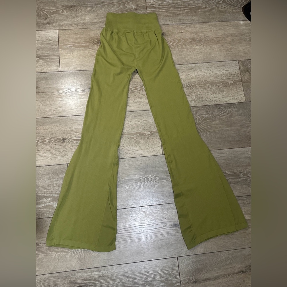 •Sold•  FP Movement *Rare* Good Karma Flare Leggings In Olive Green - Picture 9 of 10